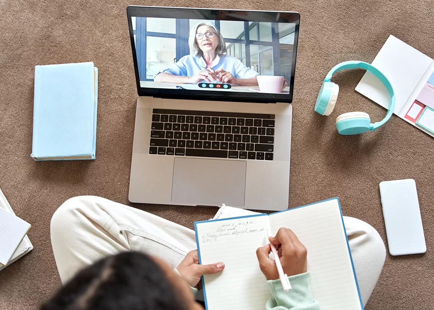 Jeune en séance de coaching par visioconférence depuis son domicile